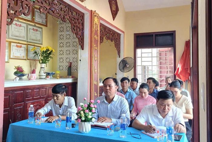 Chi bộ Văn phòng HĐND - UBND xã Xuân Phú tổ chức sinh hoạt chuyên đề tại Nhà tưởng niệm gia đình liệt sĩ Đoàn Lợi - một “địa chỉ đỏ” giàu giá trị giáo dục truyền thống. Ảnh: TUẤN ĐẠT