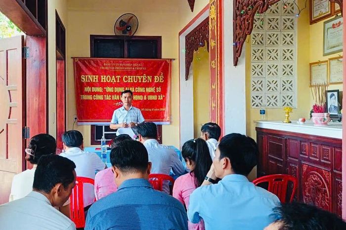 Đồng chí Phạm Nguyên Chương, Bí thư Chi bộ, Chánh Văn phòng HĐND - UBND xã Xuân Phú chủ trì cuộc sinh hoạt chuyên đề. Ảnh: TUẤN ĐẠT