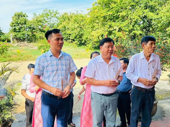 Các đảng viên chi bộ dâng hương tri ân tại Nhà tưởng niệm gia đình liệt sĩ Đoàn Lời. Ảnh: TUẤN ĐẠT