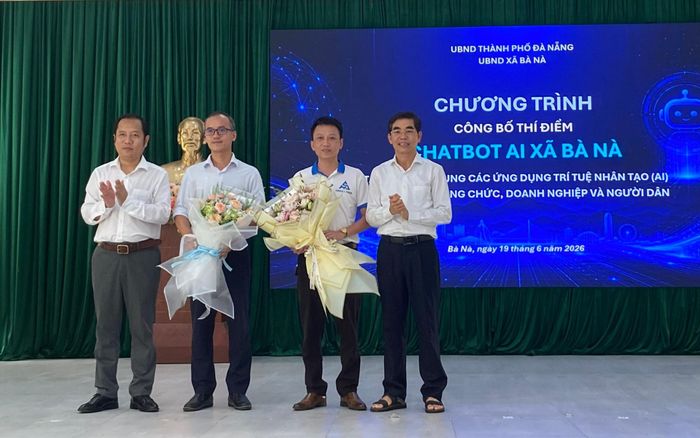 Lãnh đạo xã Bà Nà tặng hoa cho các diễn giả tại buổi tập huấn. Ảnh: KHÁNH LINH