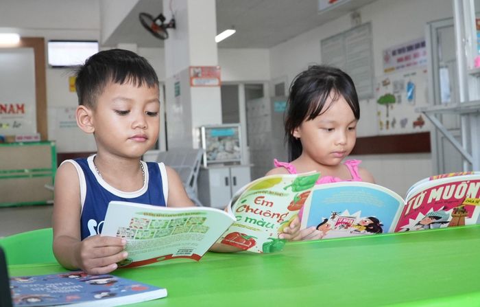 Các bệnh nhi say mê đọc sách. Ảnh: HỒ QUÂN