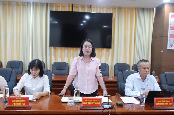 Trưởng ban Dân tộc HĐND thành phố Phan Thị Tuyết Nhung chủ trì cuộc họp. Ảnh: TRỌNG HUY