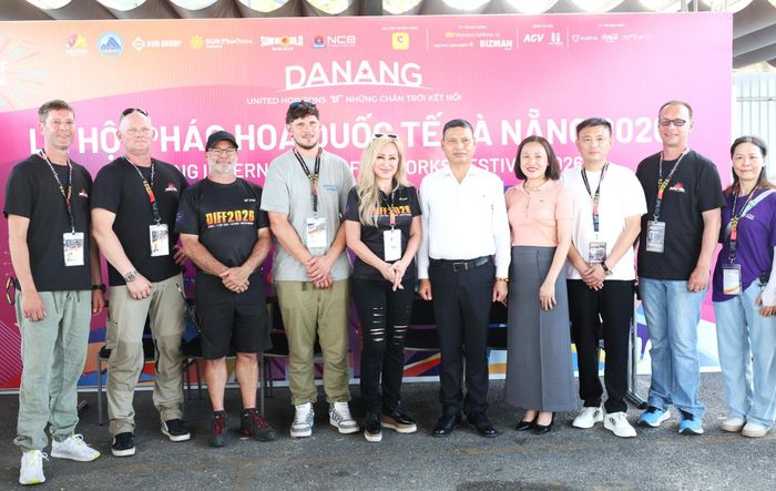Phó Chủ tịch Thường trực UBND thành phố Hồ Kỳ Minh (thứ 5, từ phải sang) và đại diện 2 đội pháo hoa, đơn vị tư vấn. Ảnh: NGỌC HÀ