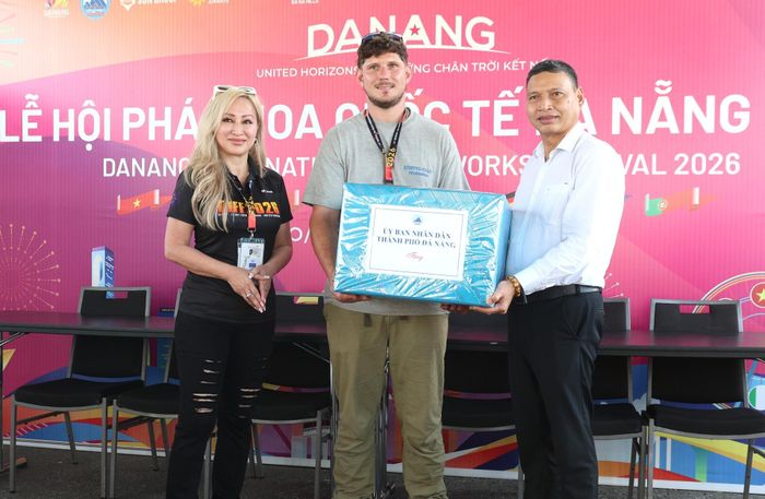 Phó Chủ tịch Thường trực UBND thành phố Hồ Kỳ Minh (phải) tặng quà động viên đội Josef Steffes-Ollig Feuerwerk GmbH. Ảnh: NGỌC HÀ