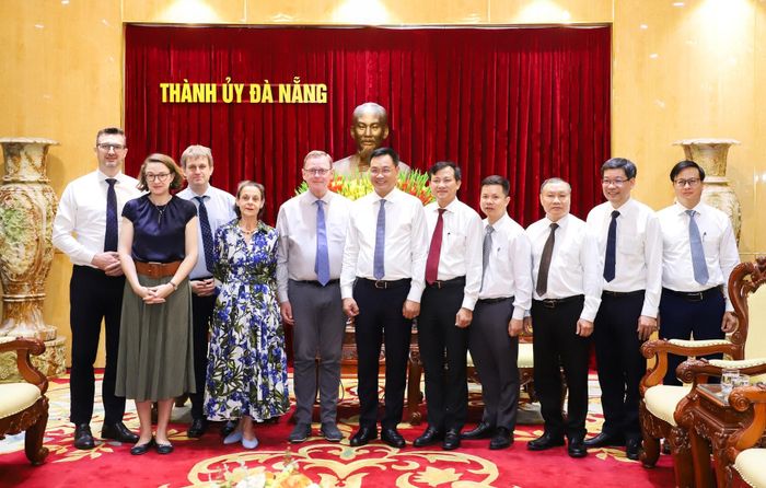 Các đại biểu chụp hình lưu niệm. Ảnh: NGỌC PHÚ
