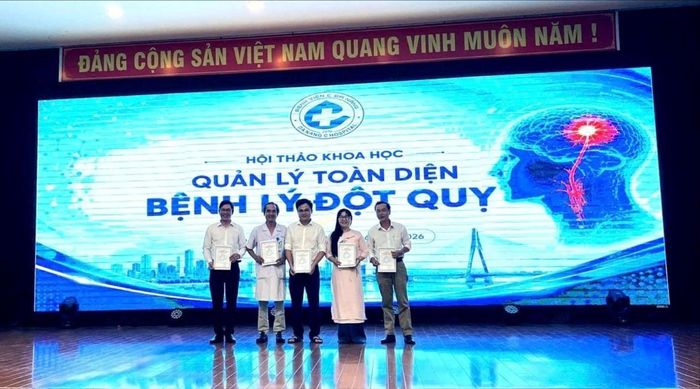 Trao giấy chứng nhận cho các báo cáo viên tại hội thảo.