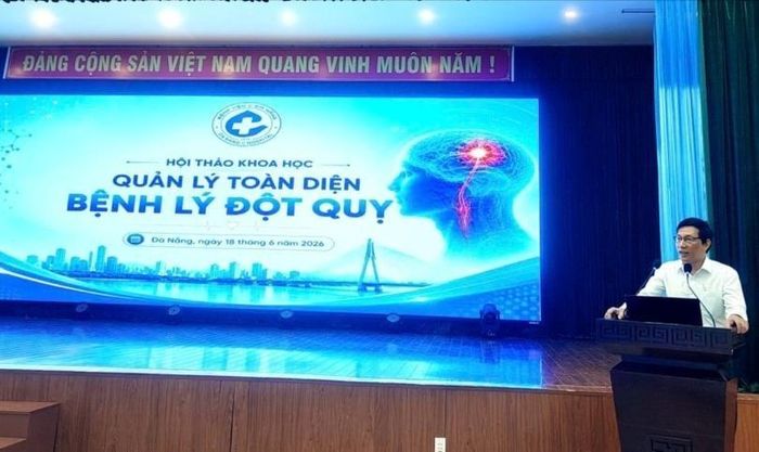 BSCKII. Ngô Hữu Thuận, Phó Giám đốc Bệnh viện C Đà Nẵng phát biểu tại hội thảo.