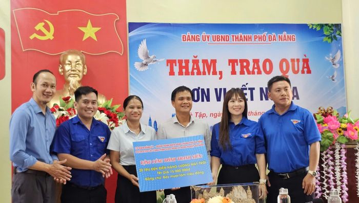 Trao công trình thanh niên. Ảnh: THU HƯƠNG