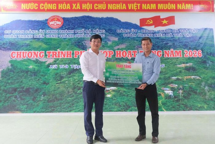 Tặng 300 bộ sách giáo khoa cấp tiểu học. Ảnh: THU HƯƠNG