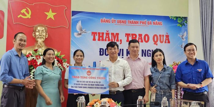 Trao tặng công trình khu vui chơi cho trẻ em xã Trà Tập. Ảnh: THU HƯƠNG