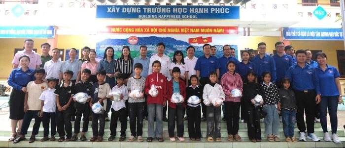 Giao lưu, tặng quà tại các điểm trường. Ảnh: THU HƯƠNG