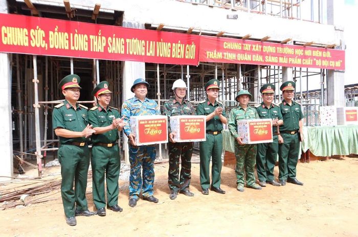Đoàn công tác thăm, tặng quà các lực lượng xây dựng trường nội trú. Ảnh: Q.Đ