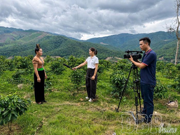 Phóng viên Đào Phương và Dương Hải (Báo và phát thanh, truyền hình Điện Biên) tác nghiệp tại xã Tuần Giáo.