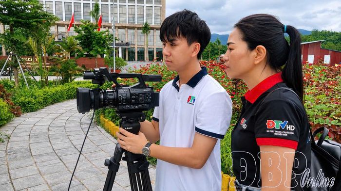 Phóng viên Nguyễn Thị Dung và Vi Hiếu (Báo và phát thanh, truyền hình Điện Biên) ghi hình cho Chuyên mục Tài nguyên &amp; Môi trường.