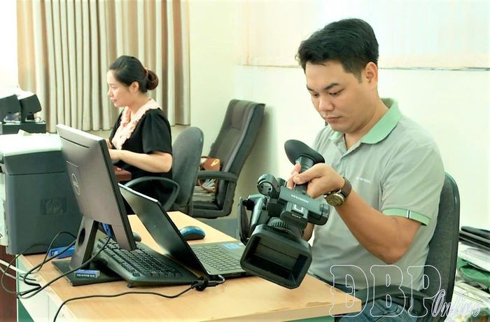 Phóng viên Phạm Quang (Báo và phát thanh, truyền hình Điện Biên) học hỏi, tìm hiểu thiết bị công nghệ làm báo.