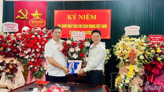 Lãnh đạo xã Mường Nhé chúc mừng Báo và phát thanh, truyền hình Điện Biên.