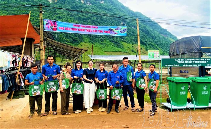 Hàng trăm chiếc túi vải, túi đựng thực phẩm hữu cơ, cuộn đựng rác tự hủy sinh học... được trao tặng miễn phí.