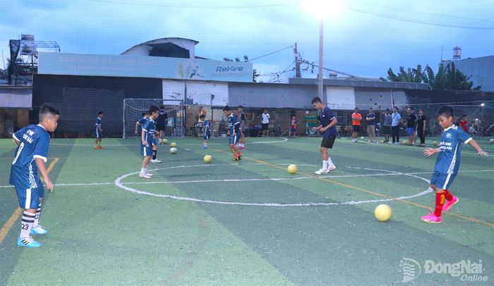 Đội U11 phường Trảng Dài tích cực tập luyện trước giải đấu.