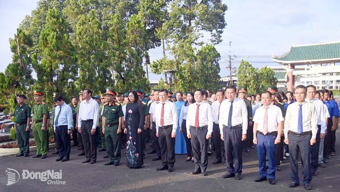 Đại biểu Ban Chỉ đạo 515 thành phố và các địa phương tưởng niệm anh linh liệt sĩ trước khi thực hành lấy mẫu xét nghiệm ADN. Ảnh: Văn Chung