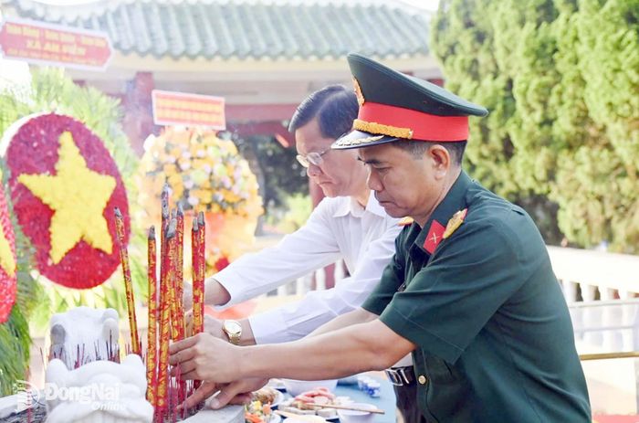 Đại tá Bùi Văn Sỹ, Phó Chính ủy Bộ Chỉ huy Quân sự thành phố, Phó Trưởng ban Chỉ đạo 515 thành phố và Bí thư Đảng ủy, Chủ tịch UBND xã Bàu Hàm Lê Huy Thiêm dâng hương tưởng niệm liệt sĩ. Ảnh: Văn Chung