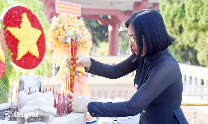Thành ủy viên, Phó Chủ tịch UBND thành phố Nguyễn Thị Hoàng, Trưởng ban Chỉ đạo 515 thành phố thắp hương tưởng niệm liệt sĩ. Ảnh: Văn Chung