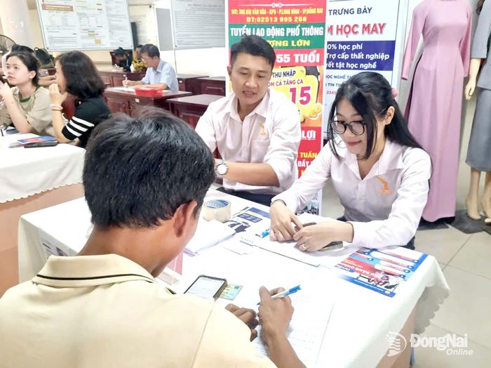 Người lao động tham gia tư vấn tại Trung tâm Dịch vụ việc làm Đồng Nai. Ảnh: Nguyễn Hòa
