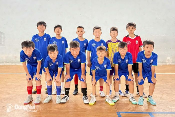 Đội bóng U.11 xã Tân An thể hiện tinh thần quyết tâm, sẵn sàng bước vào tranh tài tại giải đấu. Ảnh: Minh Tánh
