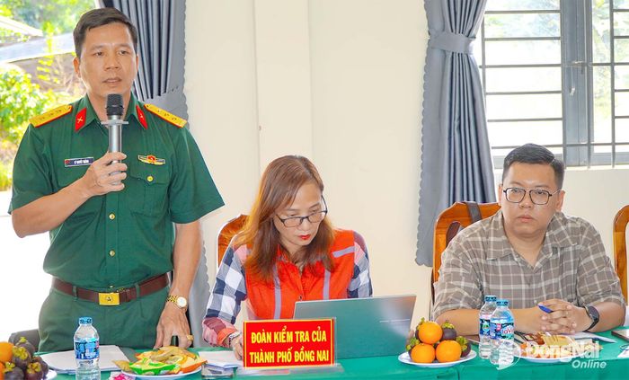  Các thành viên đoàn kiểm tra của thành phố tham gia đóng góp ý kiến cho địa phương. Ảnh: An Nhơn 