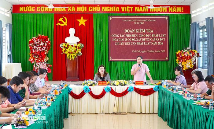 Bà Lê Thị Huyền Trang, Phó Chủ tịch UBND xã Phú Vinh phát biểu tại buổi làm việc với đoàn kiểm tra. Ảnh: An Nhơn