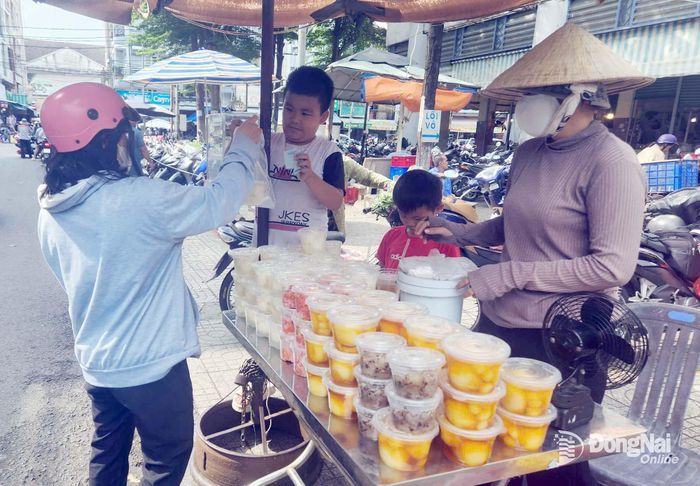 Cơm rượu, xôi, chè trôi nước khá hút hàng vào dịp Tết Đoan ngọ. Trong ảnh: Người tiêu dùng chọn mua các loại cơm rượu, xôi chè tại khu vực chợ Biên Hòa vào sáng 19-6. Ảnh: Lam Phương