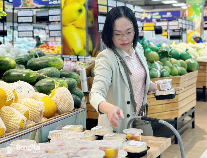Người tiêu dùng chọn mua các loại xôi, chè dịp Tết Đoan ngọ tại Co.opmart Đồng Xoài (phường Bình Phước). Ảnh: CTV