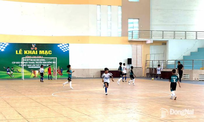 Đội bóng nhí xã Xuân Hòa (áo xanh) thắng tỷ số đậm 8-1 trước xã Xuân Định ở trận mở màn cụm 4. Ảnh: ĐVCC