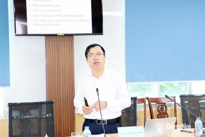 Đại diện nhóm nghiên cứu đề tài thuyết minh tại cuộc họp. Ảnh: Thanh Cảnh