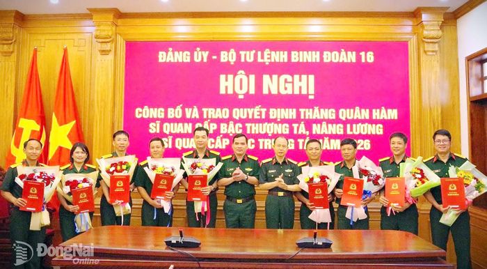 : Các đồng chí sĩ quan vinh dự được thăng quân hàm, nâng lương