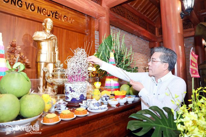Ủy viên Ban Thường vụ Thành ủy, Trưởng ban Tuyên giáo và Dân vận Thành ủy Dương Minh Dũng dâng hương tại Nhà thờ Bác Hồ. Ảnh: Huy Anh.