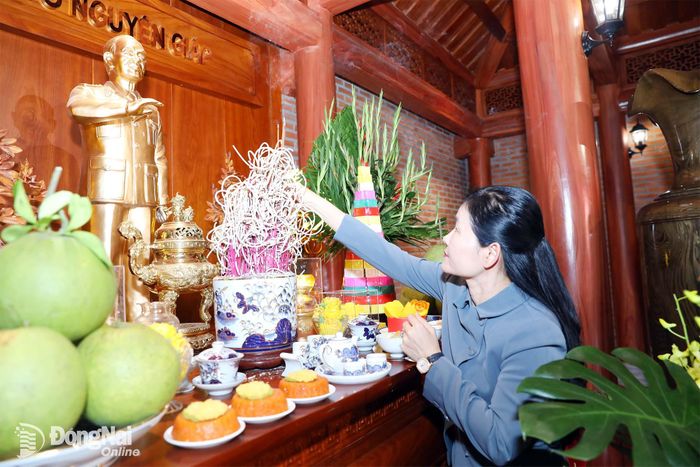 Ủy viên Trung ương Đảng, Phó Bí thư Thường trực Thành ủy, Chủ tịch HĐND thành phố Đồng Nai Tôn Ngọc Hạnh dâng hương tại Nhà thờ Bác Hồ. Ảnh: Huy Anh