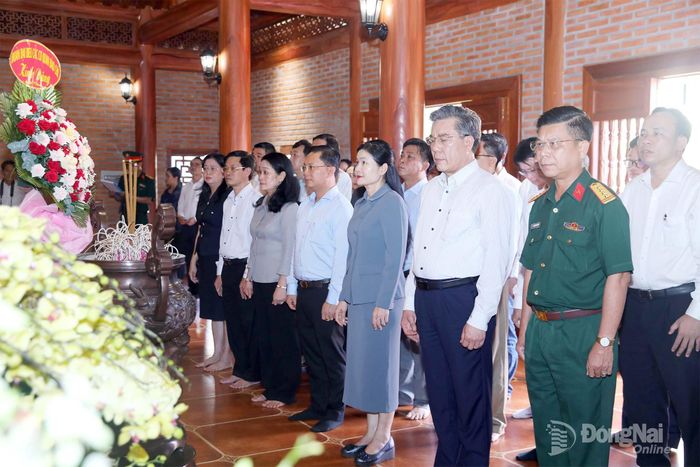 Ủy viên Trung ương Đảng, Phó Bí thư Thường trực Thành ủy, Chủ tịch HĐND thành phố Đồng Nai Tôn Ngọc Hạnh và các đồng chí lãnh đạo thành phố; lãnh đạo các cơ quan, đơn vị; lãnh đạo, phóng viên các cơ quan báo chí tưởng niệm, dâng hương, dâng hoa tại Nhà thờ Bác Hồ. Ảnh: Huy Anh