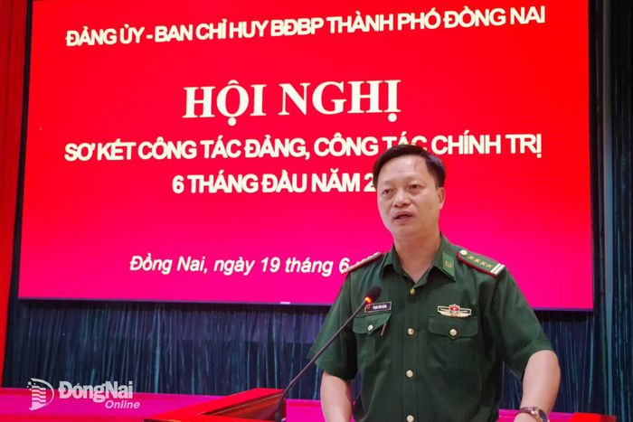 Đại tá Phạm Văn Đảng, Bí thư Đảng ủy, Chính ủy Ban Chỉ huy Bộ đội Biên phòng phát biểu trong hội nghị sơ kết 6 tháng công tác đảng, công tác chính trị. Ảnh: Tú Trịnh