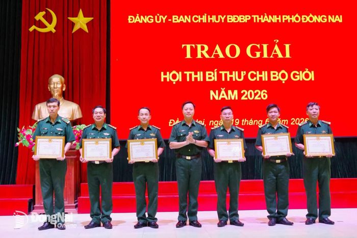 Đại tá Phạm Văn Đảng, Bí thư Đảng ủy, Chính ủy Ban Chỉ huy Bộ đội Biên phòng khen thưởng cá nhân đoạt các giải nhất, nhì, ba trong Hội thi Bí thư Chi bộ giỏi năm 2026. Ảnh: Tú Trịnh