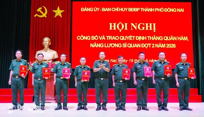 Thượng tá Đoàn Trọng Nghĩa, Phó Chỉ huy trưởng kiêm Tham mưu trưởng Ban Chỉ huy Bộ đội Biên phòng thành phố trao quyết định nâng lương trung tá lần 1, lần 2 cho cán bộ. Ảnh: Tú Trịnh