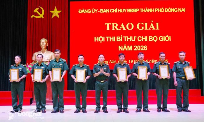 Đại tá Đào Công Lý, Phó Chính ủy Ban Chỉ huy Bộ đội Biên phòng trao chứng nhận công nhận Bí thư Chi bộ giỏi. Ảnh: Tú Trịnh 