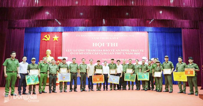 Ban tổ chức hội thi và lãnh đạo phường Xuân Lộc chụp hình lưu niệm cùng các đơn vị dự thi. Ảnh: Lê Tùng