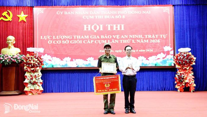 Ông Nguyễn Lai, Phó Trưởng phòng Quản lý văn hóa, Sở Văn hóa, Thể thao và Du lịch thành phố Đồng Nai trao giải Nhất cho đơn vị phường Xuân Lộc. Ảnh: Lê Tùng
