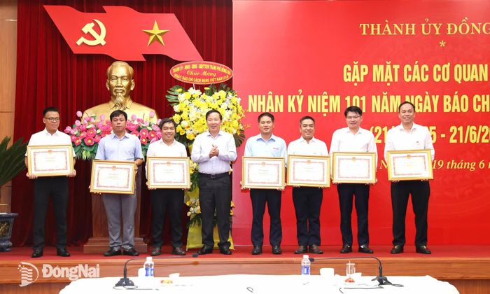 Phó Bí thư Thành ủy, Chủ tịch UBND thành phố Nguyễn Văn Út tặng bằng khen cho các cơ quan báo chí ngoài thành phố. Ảnh: Huy Anh
