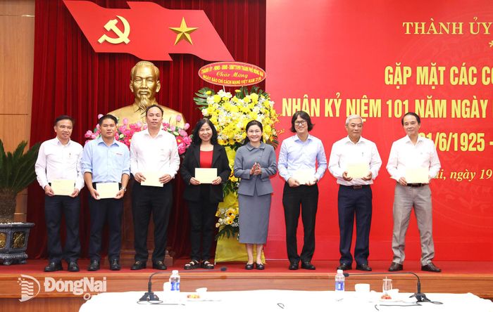 Ủy viên Trung ương Đảng, Phó Bí thư Thường trực Thành ủy, Chủ tịch HĐND thành phố Tôn Ngọc Hạnh trao quà cho các cơ quan báo chí. Ảnh: Huy Anh