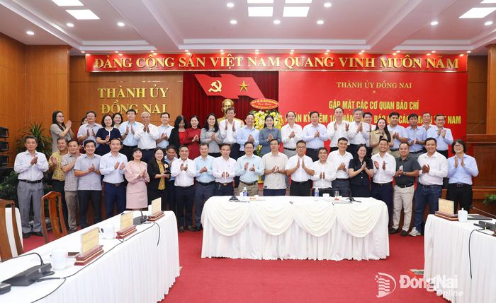 Các đồng chí lãnh đạo thành phố và các đại biểu chụp hình lưu niệm. Ảnh: Huy Anh