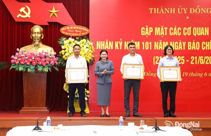 Ủy viên Trung ương Đảng, Phó Bí thư Thường trực Thành ủy, Chủ tịch HĐND thành phố Tôn Ngọc Hạnh khen thưởng các cơ quan báo chí ngoài thành phố. Ảnh: Huy Anh