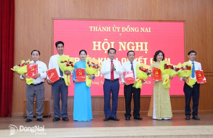 Phó Bí thư Thành ủy, Trưởng ban Tổ chức Thành ủy Thái Bảo chúc mừng các đồng chí được nhận quyết định về công tác cán bộ. Ảnh: Huy Anh