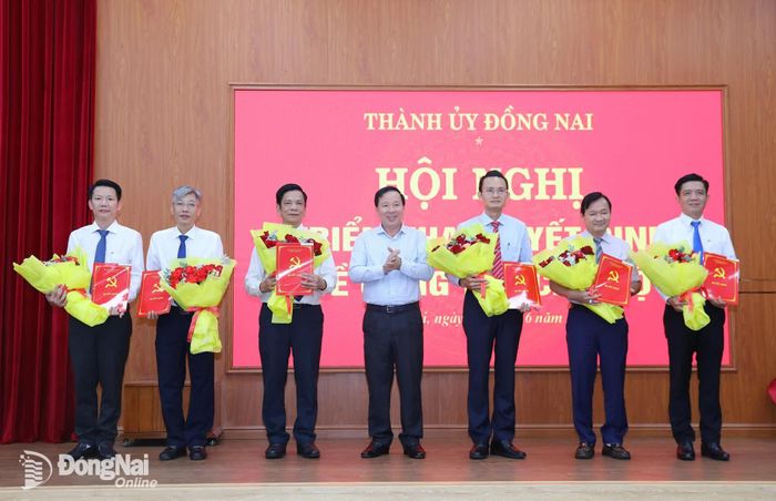Phó Bí thư Thành ủy, Chủ tịch UBND thành phố Đồng Nai Nguyễn Văn Út chúc mừng các đồng chí được nhận quyết định về công tác cán bộ. Ảnh: Huy Anh