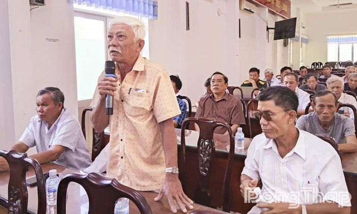 Cử tri phường Long Thuận phát biểu tại buổi tiếp xúc.